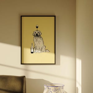 Puede incluir: Una impresi&oacute;n enmarcada en negro con un fondo amarillo que presenta un dibujo a l&iacute;nea de un golden retriever sentado con una copa de vino en la cabeza y una botella de vino a su lado.