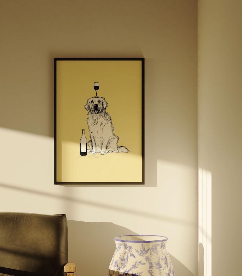Puede incluir: Una impresi&oacute;n enmarcada en negro con un fondo amarillo que presenta un dibujo a l&iacute;nea de un golden retriever sentado con una copa de vino en la cabeza y una botella de vino a su lado.