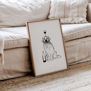 Puede incluir: Dibujo en blanco y negro de un perro sentado con una copa de vino en la cabeza y una botella de vino a su lado. El dibujo est&aacute; enmarcado y colgado en una pared blanca.