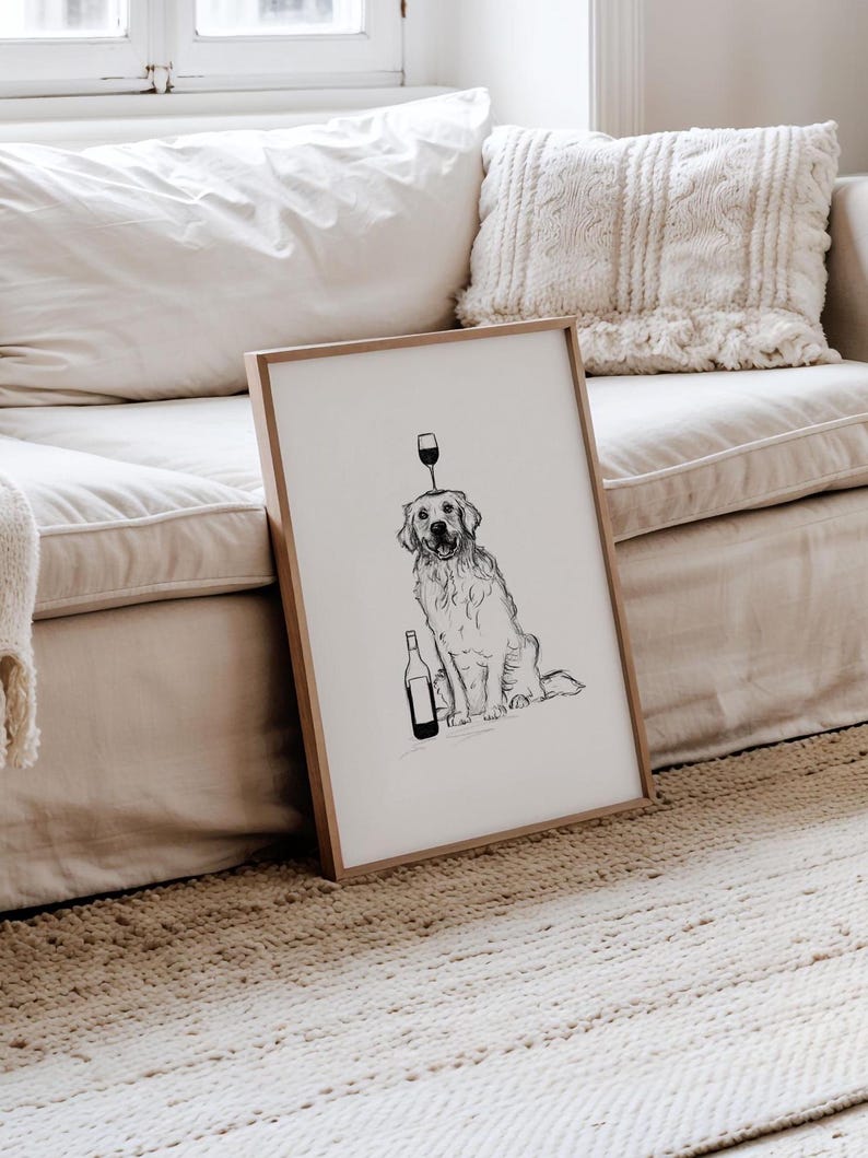 Puede incluir: Dibujo en blanco y negro de un perro sentado con una copa de vino en la cabeza y una botella de vino a su lado. El dibujo est&aacute; enmarcado y colgado en una pared blanca.