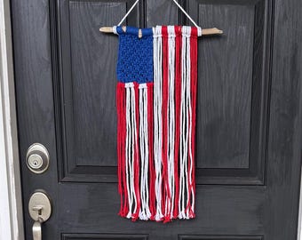 Bandera estadounidense colgante de macramé con madera flotante, decoración del 4 de julio, EE. UU.