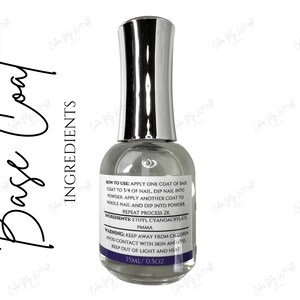 K&ouml;nnte beinhalten: Eine durchsichtige Glasflasche mit Base Coat f&uuml;r Dip-Powder-N&auml;gel. Die Flasche ist mit Gebrauchsanweisungen und Inhaltsstoffen beschriftet, darunter Ethylcyanoacrylat und PMMA. Die Flasche hat ein Fassungsverm&ouml;gen von 15 ml oder 0,5 oz.
