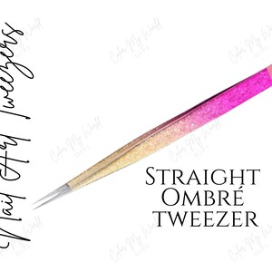 Peut inclure: Une pince &agrave; &eacute;piler droite avec une finition paillet&eacute;e d&eacute;grad&eacute;e rose et or. La pince &agrave; &eacute;piler a une pointe pointue et est &eacute;tiquet&eacute;e "STRAIGHT OMBR&Eacute; TWEEZER".