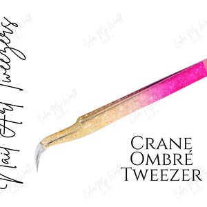 Peut inclure: Une pince &agrave; &eacute;piler pour nail art ombr&eacute;e or et rose avec le texte "CRANE OMBRE TWEEZER".