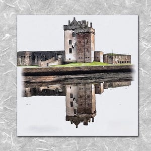 Könnte beinhalten: Ein Aquarellgemälde eines Schlosses mit Spiegelung im Wasser. Das Schloss besteht aus beigefarbenem und braunem Stein, mit einem hohen Turm und mehreren kleineren Gebäuden. Das Wasser spiegelt das Schloss und den Himmel wider.