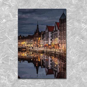 Könnte beinhalten: Eine nächtliche Stadtlandschaft mit einem Fluss, der die Lichter der Gebäude reflektiert. Die Gebäude sind eine Mischung aus Ziegel und Stein, einige haben ein moderneres Design. Der Fluss ist ruhig und still, und die Reflexionen der Gebäude sind klar und scharf.