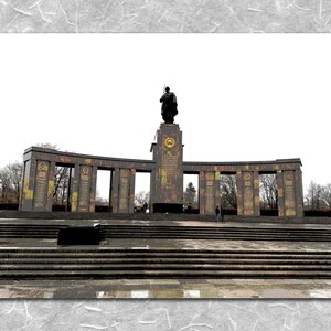 Pode incluir: Um grande monumento de pedra cinza com uma série de arcos e colunas. O monumento é decorado com detalhes dourados e apresenta uma estátua de um soldado no topo.