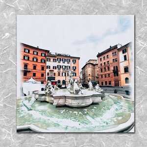 Puede incluir: Representación artística de una fuente pública en una plaza de una ciudad europea. La fuente presenta esculturas y está rodeada de edificios con fachadas naranjas y beige. El agua de la fuente tiene un tono verdoso y el cielo está nublado.