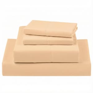 Puede incluir: Un juego de sábanas beige, cuidadosamente apiladas. El juego incluye una sábana bajera, una sábana encimera y dos fundas de almohada. Las sábanas están hechas de una tela suave y lisa, y el color es un tono cálido y neutro.