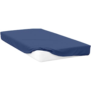Può includere: Un lenzuolo con angoli blu navy copre un materasso bianco. Il lenzuolo, in tessuto liscio, è ben aderente. L'immagine è ben illuminata, evidenziando il colore e la consistenza del lenzuolo. Il materasso è di dimensioni standard.