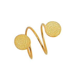Puede incluir: Una pulsera de espiral dorada con dos abalorios redondos, texturizados, con forma de moneda.