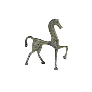 Op de afbeelding: Een bronzen beeld van een gestileerd paard, staand op vier poten met zijn hoofd naar de zijkant gedraaid. Het paard is donkergroen van kleur met een patina.