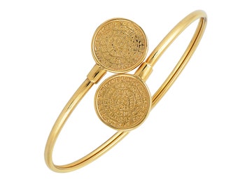 Puede incluir: Pulsera de brazalete de oro con dos abalorios redondos decorativos. Los abalorios presentan diseños circulares intrincados con letras en relieve.