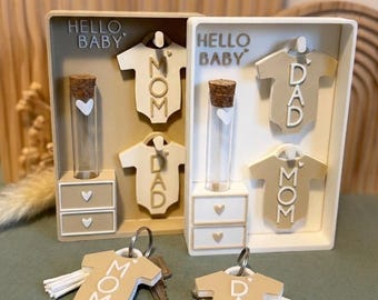 Money Gift for Birth of a Boy or Girl | Creative Baby Packaging | Mom & Dad Keychain Set | Baby Shower/Christening Gift Idea | Hello Baby Box