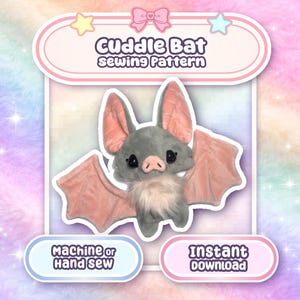 Op de afbeelding: Een grijze knuffelbat met roze vleugels en oren en een witte borst. De tekst "Cuddle Bat sewing pattern" staat boven de vleermuis. Onder de vleermuis staan de woorden "Machine or Hand Sew" en "Instant Download".