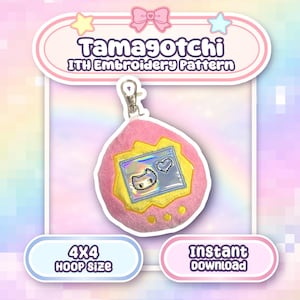 Könnte beinhalten: Rosa Tamagotchi ITH Stickmuster mit einem silbernen Schlüsselanhänger. Das Design zeigt ein rosa und gelbes Tamagotchi mit einer Katze und einem Herz. Der Text lautet "Tamagotchi ITH Embroidery Pattern", "4x4 Hoop Size" und "Instant Download".