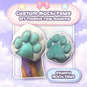 Puede incluir: Dos almohadillas de pata de felpa con pelaje blanco y huellas de pata turquesas. La imagen incluye el texto "Custom Mochi Paws DIY Plushie Paw Addons" y "squishy mochi paws". El fondo es de color púrpura claro con un patrón de nubes.