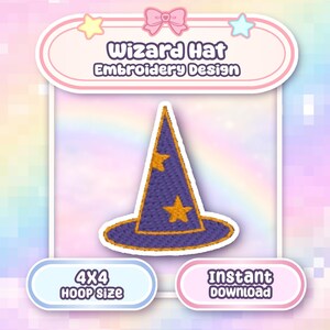 Può includere: Un disegno di ricamo di cappello da mago viola con stelle e bordi dorati. L'immagine presenta il testo "Wizard Hat Embroidery Design" su uno sfondo rosa e blu. Include anche il testo "4x4 Hoop Size" e "Instant Download".