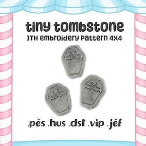Könnte beinhalten: Drei graue Grabstein-Stickmuster mit einer Fledermaus auf jedem. Die Designs sind mit den Dateitypen .pes, .hus, .dst, .vip und .jef gekennzeichnet. Der Text "tiny tombstone" und "ITH embroidery pattern 4x4" ist ebenfalls enthalten.