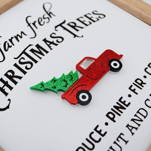Puede incluir: Un cami&oacute;n rojo con un &aacute;rbol de Navidad verde en la parte trasera, con el texto "farm fresh CHRISTMAS TREES" y "OUCE. PINE. FIR. CEDAR UT AND CARRY" sobre un fondo blanco.