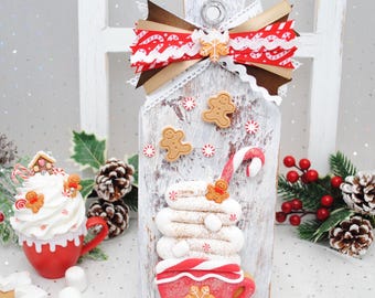 Wooden Hot Cocoa Cutting Board – Fake Chocolate Mug with Marshmallows & Gingerbread Men, Christmas Decor
