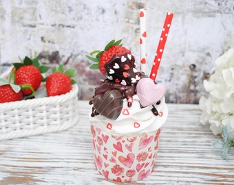 Cupcake de chocolate y fresa falsos: postre falso para San Valentín, decoración de bandejas escalonadas y accesorios para fotos.