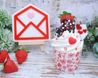 Set de cupcakes de imitación de chocolate y fresa y sobre con carta de amor - Postres de San Valentín, decoración de bandejas escalonadas