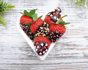Fresas bañadas en chocolate falsas - Decoración de bandejas de San Valentín, Cupid's Cafe, Accesorios para fotos