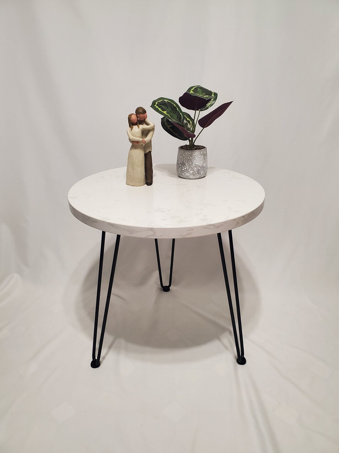 22 Inch Round Quartz Top Accent Table With 3 Hairpin Legs/ Modern