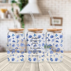 May include: Three glass jars with bamboo lids and straws. Each jar has a blue and white floral pattern and a quote in Spanish. The quote on the middle jar reads "Del&eacute;itate asimismo en Jehov&aacute;, y &eacute;l te conceder&aacute; las peticiones de tu coraz&oacute;n."
