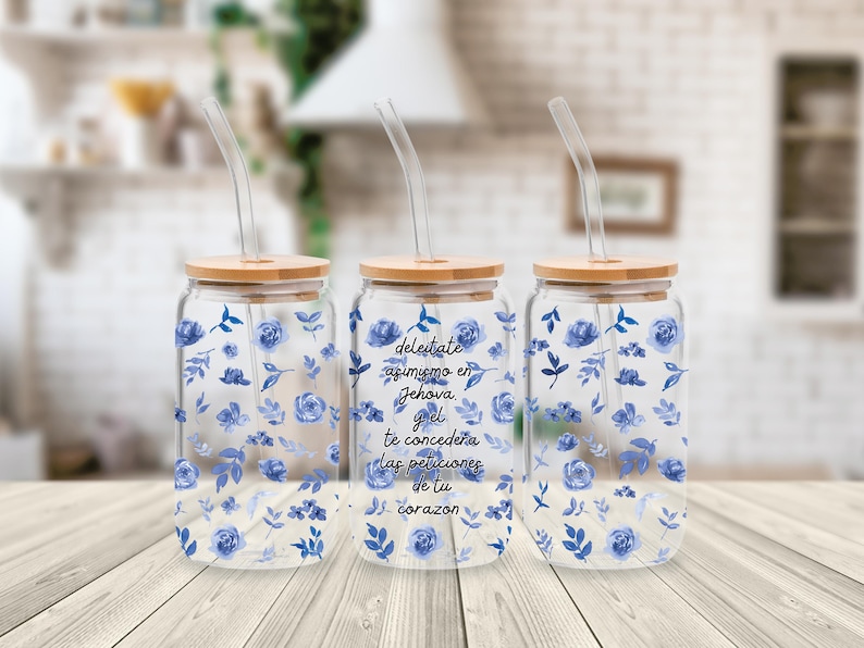 May include: Three glass jars with bamboo lids and straws. Each jar has a blue and white floral pattern and a quote in Spanish. The quote on the middle jar reads "Del&eacute;itate asimismo en Jehov&aacute;, y &eacute;l te conceder&aacute; las peticiones de tu coraz&oacute;n."