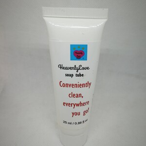 Puede incluir: Tubo blanco de jabón HeavenlyLove con el texto "Conveniently clean, everywhere you go!" y "25 ml / 0.88 fl oz".