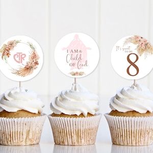 Peut inclure: Trois décorations de cupcakes avec des motifs floraux. La première décoration a une couronne avec les lettres CTR au centre. La deuxième décoration a une silhouette rose d'une femme avec le texte "I AM A CHILD OF GOD". La troisième décoration a un numéro 8 brun avec le texte "It's great to be".