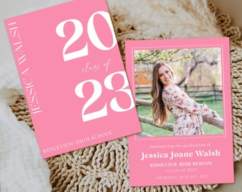 Può includere: Biglietto di annuncio di laurea rosa con una foto di una donna in un abito floreale. Il biglietto dice "Annuncio della laurea di Jessica Joane Walsh, Ridgeview High School, Classe del 2023, Giovedì 1 giugno 2023".
