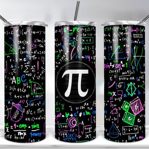 Könnte beinhalten: Set aus drei Edelstahlbechern mit Deckeln und Strohhalmen. Die Becher haben einen schwarzen Hintergrund, der mit farbenfrohen mathematischen Gleichungen, Formeln und Symbolen bedeckt ist. Ein Becher zeigt das Pi-Symbol.