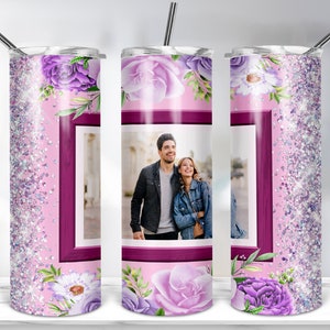 Pu&ograve; includere: Un bicchiere in acciaio inossidabile rosa e viola con finitura glitter. Il bicchiere ha una cornice con una foto di una coppia al suo interno. Il bicchiere &egrave; decorato con fiori viola.