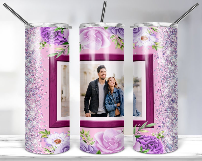 Pu&ograve; includere: Un bicchiere in acciaio inossidabile rosa e viola con finitura glitter. Il bicchiere ha una cornice con una foto di una coppia al suo interno. Il bicchiere &egrave; decorato con fiori viola.