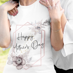 Op de afbeelding: Wit T-shirt met een roze geometrisch frame en een bloemenontwerp. De tekst "Happy Mother's Day" staat binnen het frame.