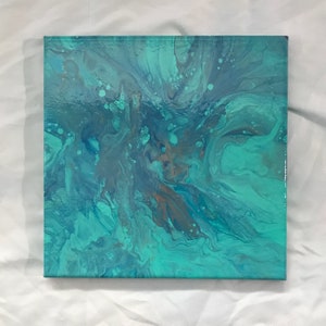 Puede incluir: Pintura abstracta sobre lienzo con colores azules, verdes y marrones que se arremolinan. La pintura tiene un acabado brillante.