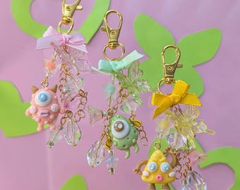 Lindo llavero de pequeño monstruo / Divertido y juguetón accesorio de criatura Y2K / Lazo pastel colorido / Llavero de mariposa y flor cromado