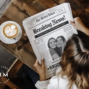 以下が含まれることがあります： 白黒の新聞の見出しは「Breaking News！」で、「あなたなしでは「はい」とは言えません！」という文章が書かれています。新聞には、笑顔の女性2人の写真が掲載されています。見出しには、「夢のチームが明らかになりました！中のビデオを見逃さないでください！」という文章も書かれています。