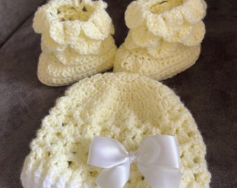 Beautiful handmade newborn knitted baby hat & crocheted baby booties. Size 3-6 months