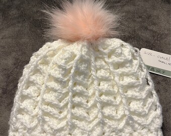 Gorro para niño o adulto pequeño con pompón desmontable y etiqueta hecha a mano. Tejido a ganchillo con hilo acrílico de grosor Aran o Aran.