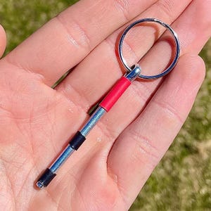 動物管理キャッチポールキーチェーン - ミニチュアキャッチスティックレプリカ、動物愛好家、シェルタースタッフ、管理担当者への面白いギフト