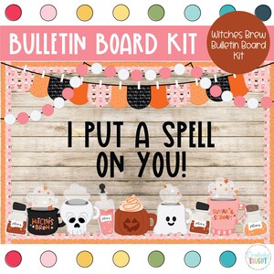 Puede incluir: Un kit de tablero de anuncios de Halloween con un fondo rosa y una textura de tablones de madera. El kit incluye una pancarta con banderines naranja y rosa, un t&iacute;tulo que dice "Witches Brew Bulletin Board Kit", y una frase que dice "I Put A Spell On You!" El kit tambi&eacute;n incluye una variedad de im&aacute;genes de tem&aacute;tica de Halloween, como pociones de bruja, calaveras y fantasmas.