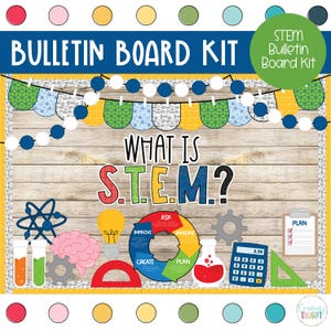 Könnte beinhalten: Ein farbenfrohes STEM-Bulletin-Board-Kit mit dem Text "BULLETIN BOARD KIT" und "WHAT IS S.T.E.M.?" auf einem Holzgrund. Enthält wissenschaftliche Grafiken wie ein Gehirn, eine Glühbirne und einen Taschenrechner. Für Bildungszwecke konzipiert.