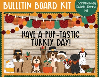 Pode incluir: Um kit de quadro de avisos com tema de Ação de Graças com uma faixa que diz "Have a Pup-Tastic Turkey Day!" com uma linha de cães de desenho animado vestidos com trajes de Ação de Graças.