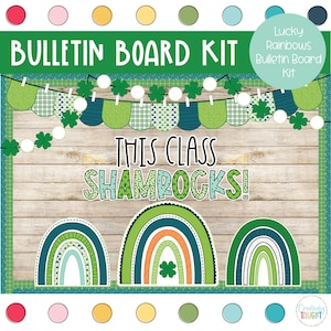 Peut inclure: Un kit de tableau d'affichage avec un fond en bois et un schéma de couleurs vert, blanc et bleu. Le kit comprend une bannière avec des trèfles, un titre qui dit "This Class Shamrocks!" et trois découpes d'arc-en-ciel.