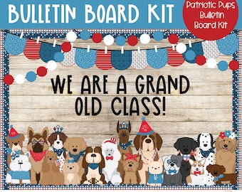 Pode incluir: Um kit de quadro de avisos com tema patriótico que apresenta uma faixa de bandeirinhas vermelho, branco e azul, um fundo de madeira e um grupo de cães de desenho animado usando acessórios vermelho, branco e azul. O texto "We are a grand old class!" é exibido no quadro de avisos.