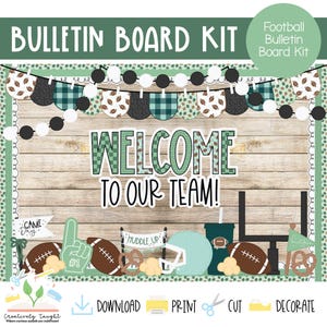 Op de afbeelding: Een prikbordset met football-thema, voorzien van een houtnerf-achtergrond, een slinger met football- en ruitpatronen en de tekst "WELCOME TO OUR TEAM!". Bevat uitsparingen van footballs, een schuimvinger, een doelpaal en krakelingen.